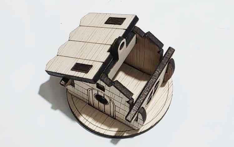 Căsuța lui Moș Crăciun 7x6x5 cm- glob de agățat în brad - set de asamblat